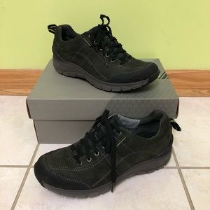 Waterproof Clarks Wave Trek in “Black” sz 9